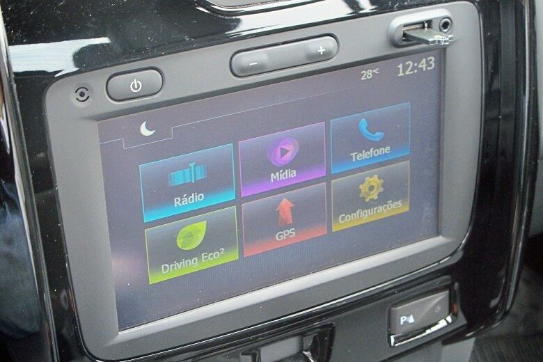 O destaque da picape, porém, é a central Media NAV, que ganhou software mais potente e o sufixo Evolution na reestilização do SUV. O sistema é operado pela tela de sete polegadas sensível ao toque, no meio do painel. Além de Bluetooth e portas auxiliar e USB, há navegador por GPS e — nas versões Dynamique — as funções Eco-Coaching e Eco-Scoring, que monitoram o estilo de condução do motorista e sugere ações para melhorar o consumo