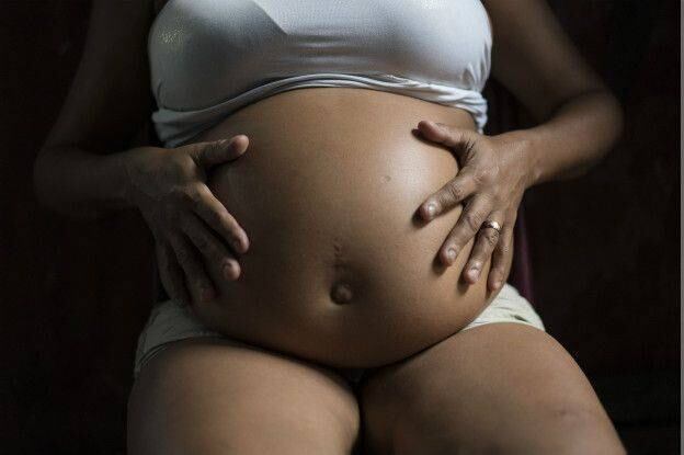 Outros problemas hormonais como o aumento da prolactina, de hormônios masculinos e alterações na tireóide podem estar relacionadas aos casos de aborto de repetição. A ginecologista acrescenta, ainda, que a diabetes também pode estimular a interrupção da gravidez  

