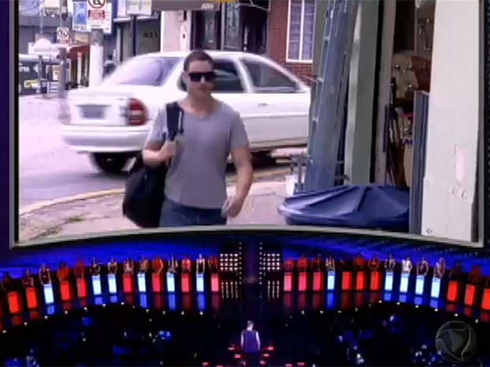 O participante ainda contou:
— Sou muito esforçado para fazer as coisas que eu quero. Não dependo de ninguém para fazer minhas coisas. Sou engraçado, gosto de me divertir. Não gosto de briga
+ Vídeo: Diego faz número com fogo e vê que não é a melhor forma de conquistar mulheres
+ Siga o Me Leva Contigo no Twitter
+ Curta o Me Leva Contigo no Facebook