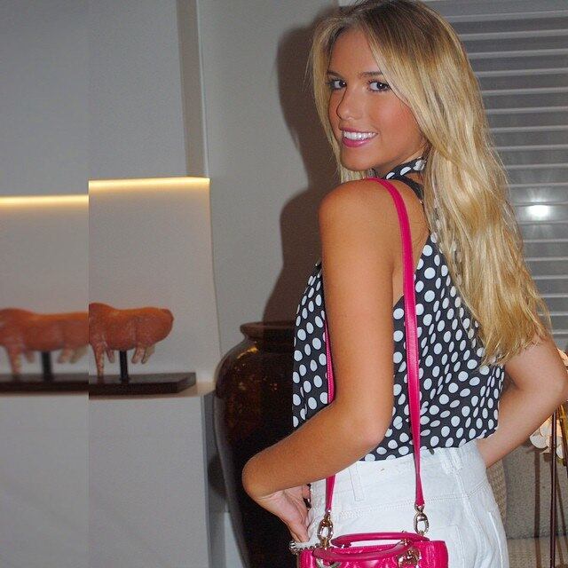 A gata tem muita pose e sabe como se comportar na frente das câmeras