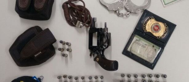 Suspeito portava armas, algemas e munição