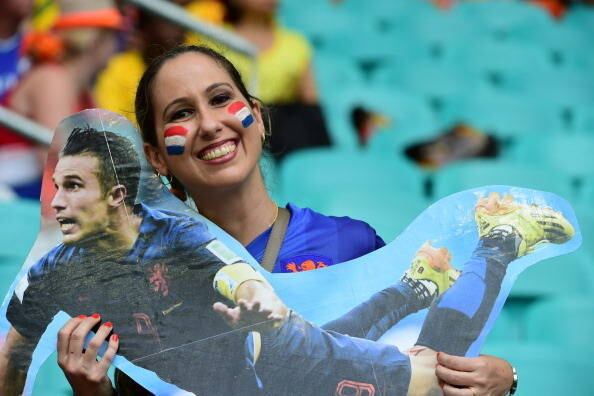 A torcedora holandesa levou um mini Robin van Persi para dar sorte. Será que ela gostou do gol de peixinho do ídolo contra a Espanha?
