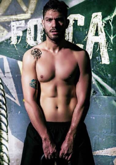 Ele conta que não tem muitas fotos da fase ‘gordinho’ por achar que não ficava bem nos cliques.
— Eu tenho sorte de ter percebido que precisava me cuidar logo. Confesso que não tinha uma total dimensão do meu corpo, se estava gordinho realmente ou não. Não posso nem dizer que não tirava fotos por vergonha, porque não imaginava que estava tão acima do peso. Só depois tive noção e corri atrás. Perdi peso de uma forma que passei a me sentir bem melhor. Eu hoje me amo demais e não entraria novamente numa depressão. Aprendi a me valorizar