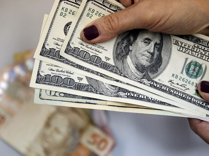 Moeda abriu em queda