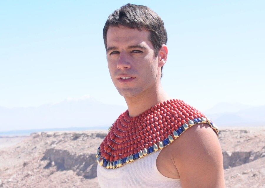 De um jeito espontâneo, Guilherme brinca com a
responsabilidade que vai carregar a partir de março, quando estreia a novela na
Record. 


— Tô muito honrado em fazer este personagem! É a primeira
novela bíblica do mundo e eu vou ser o protagonista. E Moisés! Tá superleve a
pressão [risos]!