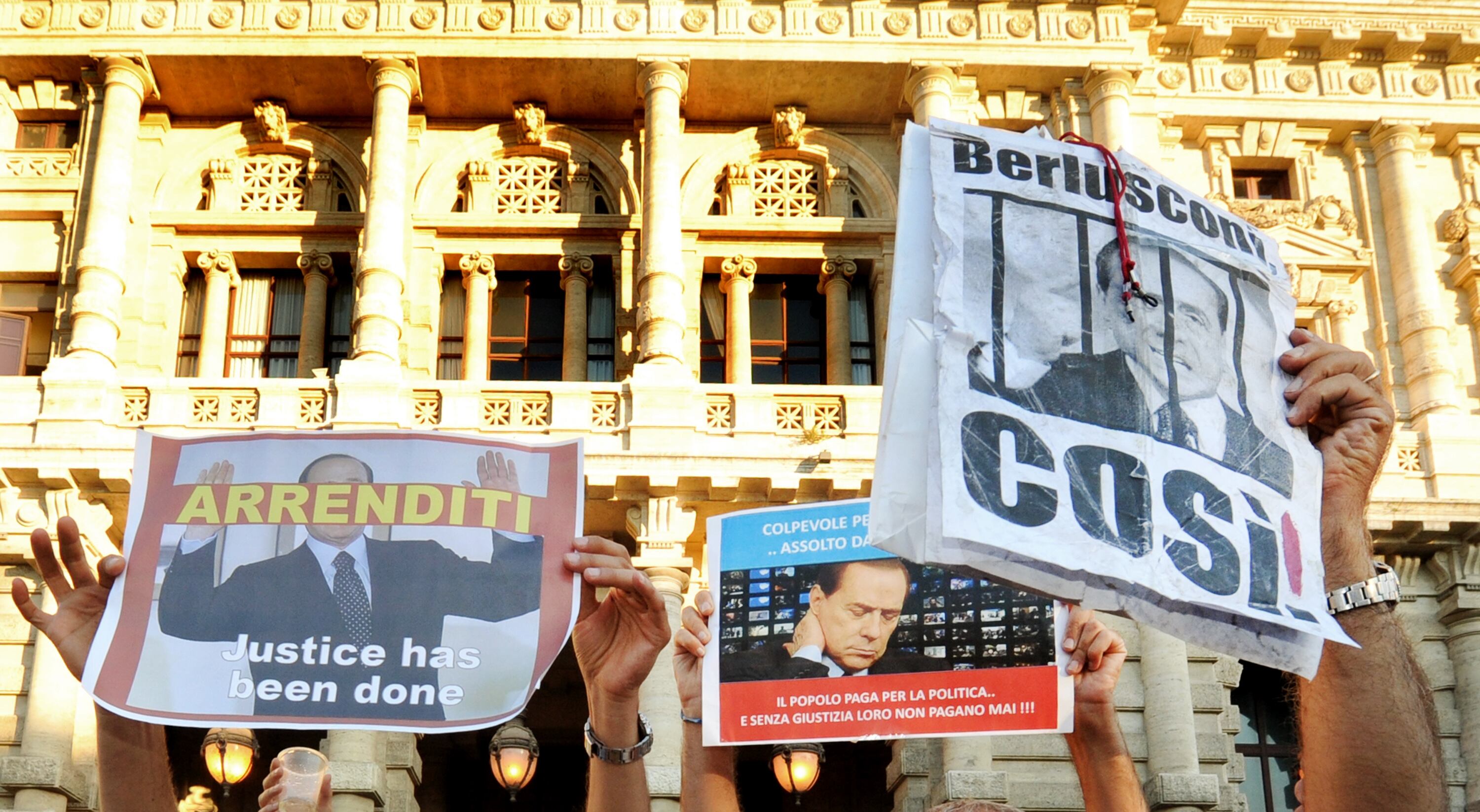 Ativistas comemoraram a condenação de Berlusconi em frente ao Supremo Tribunal de Justiça em Roma
