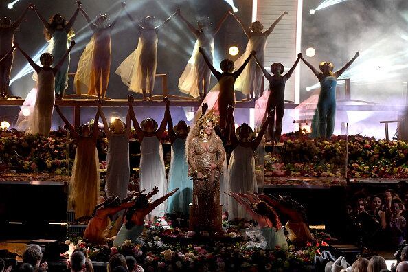 Beyoncé subiu ao palco após ser anunciada pela mãe, Tina Knowles