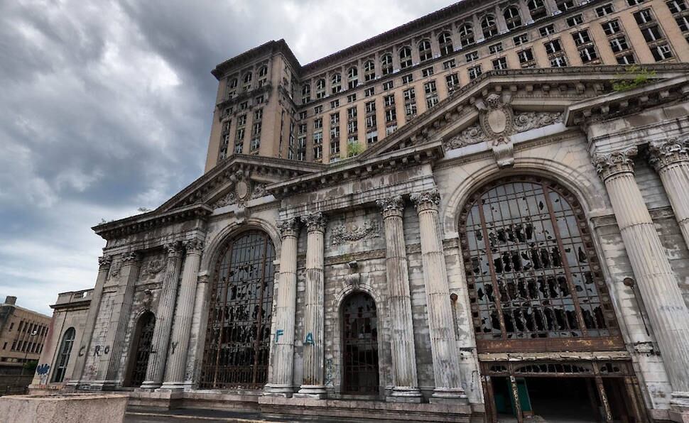 Estação Central de Michigan, Detroit, Estados Unidos

Inaugurada em 1912, era a estação mais alta do mundo. Mas, com o fechamento da linha que passava por lá, a estação perdeu seu uso e ficou abandonada. O belo prédio até poderia ter sido usado para outros fins, mas não houve qualquer tipo de investimento