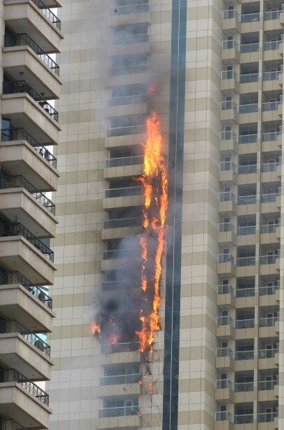 Um incêndio de grandes proporções atingiu uma torre residencial de 75 andares em Dubai, nos Emirados Árabes, nesta quarta-feira (20)