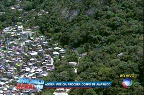 Policiais da DH (Divisão de Homicídios) e bombeiros vasculharam nesta sexta-feira (11) áreas de mata na Rocinha em busca do corpo do ajudante de pedreiro Amarildo de Souza, que sumiu em 14 de julho. A região é de difícil acesso - fechada e íngreme. As buscas foram encerradas por volta das 15h. A polícia não havia informado o saldo da operação até as 15h25
