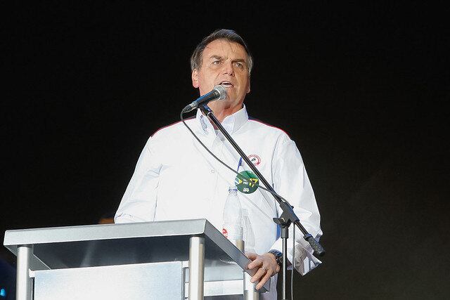 Bolsonaro posta vídeo de caça a baleias na Dinamarca e cita Noruega