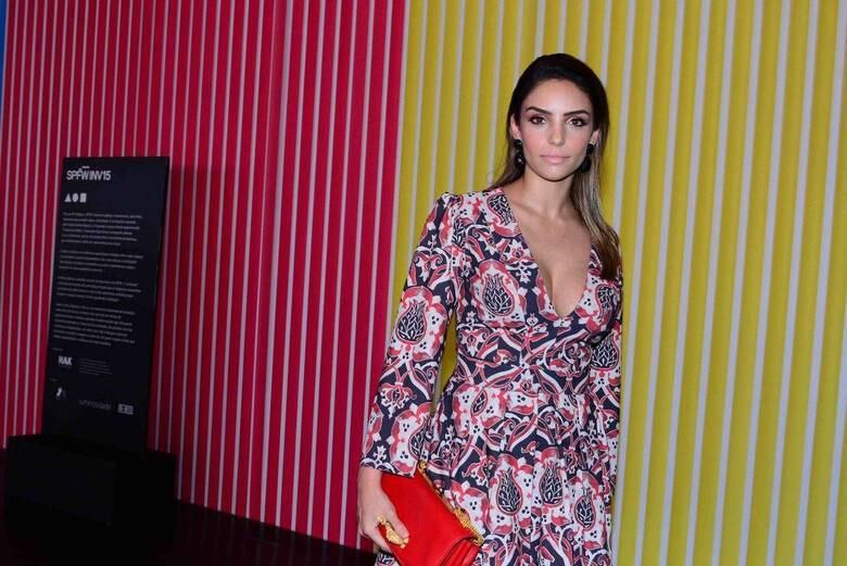 Na plateia, um show à parte. Carol Celico, por exemplo, apareceu como raramente é vista, com decote generoso. Entre acertos e sustos, os looks das famosas nos corredores merecem ser vistos!