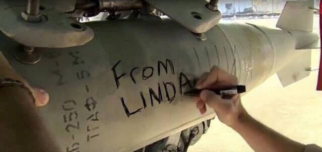 Mas seu comentário foi printado e acabou viralizando depois dos ataques do dia 13 de novembro em Paris. Desde então, tem pipocado na internet muitos memes tirando onda com a disposição de Linda para acabar com o Estado Islâmico.