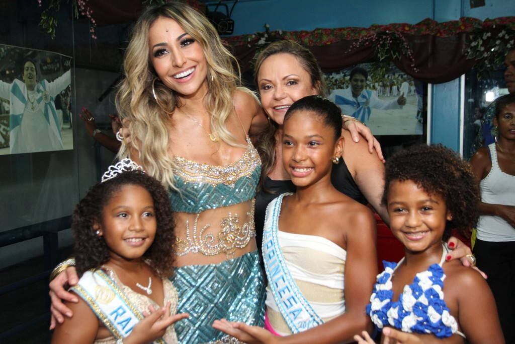 Sabrina Sato comemora aniversário na quadra da Vila Isabel