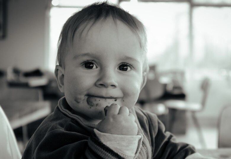 Na lista de alimentos
proibidos para bebês até o primeiro ano de vida, estão açúcar, mel,
refrigerantes, doces, biscoitos açucarados, alimentos industrializados,
ultraprocessados, frituras, balas, enlatados, café e outras guloseimas.