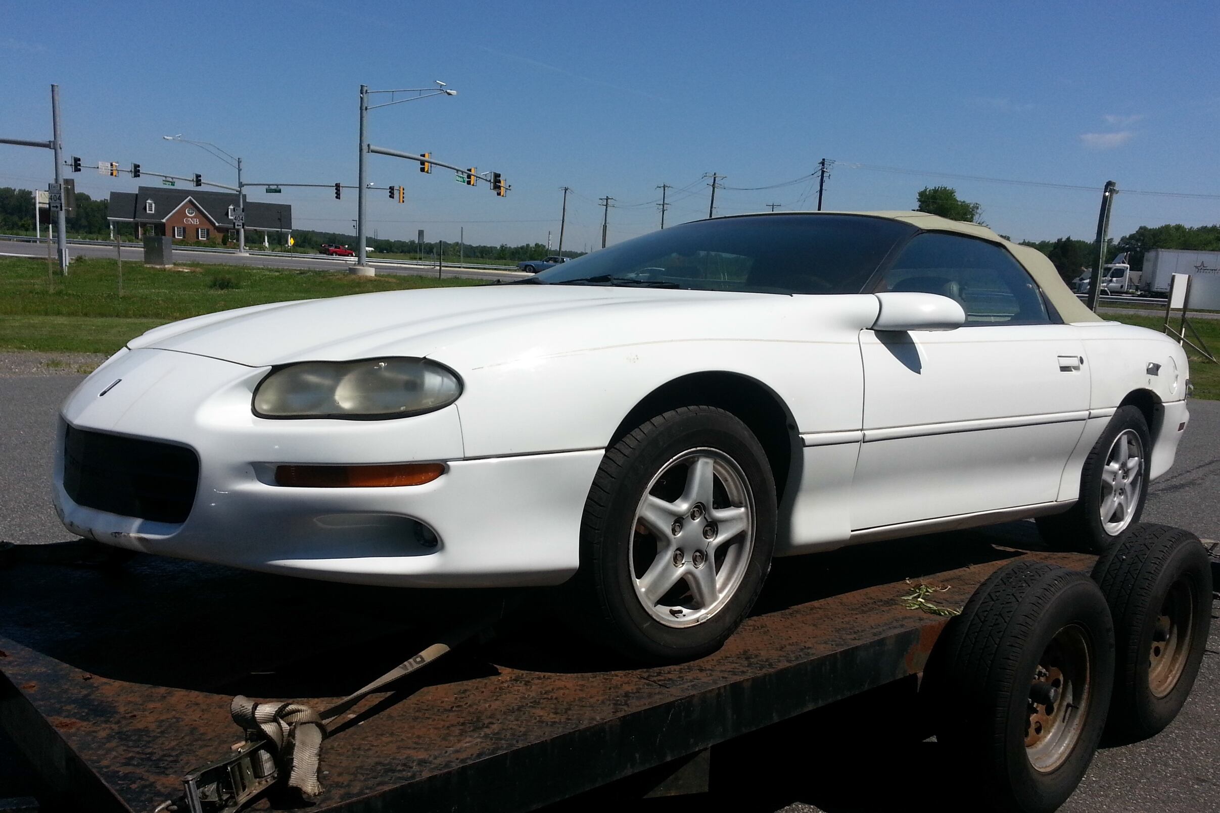 O projeto do Camaro começou com uma unidade 1999 do esportivo. Raro no Brasil, o modelo é tão comum no Estados Unidos que é fácil encontrar veículos custando menos de R$ 10 mil