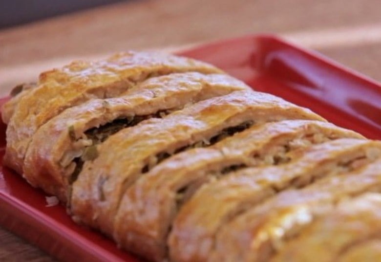 Uma internauta, Cristina Cornelio, deu uma ótima
receita. Ela disse que faria um rocambole de feijão e couve com recheio de
ervilhas enlatadas