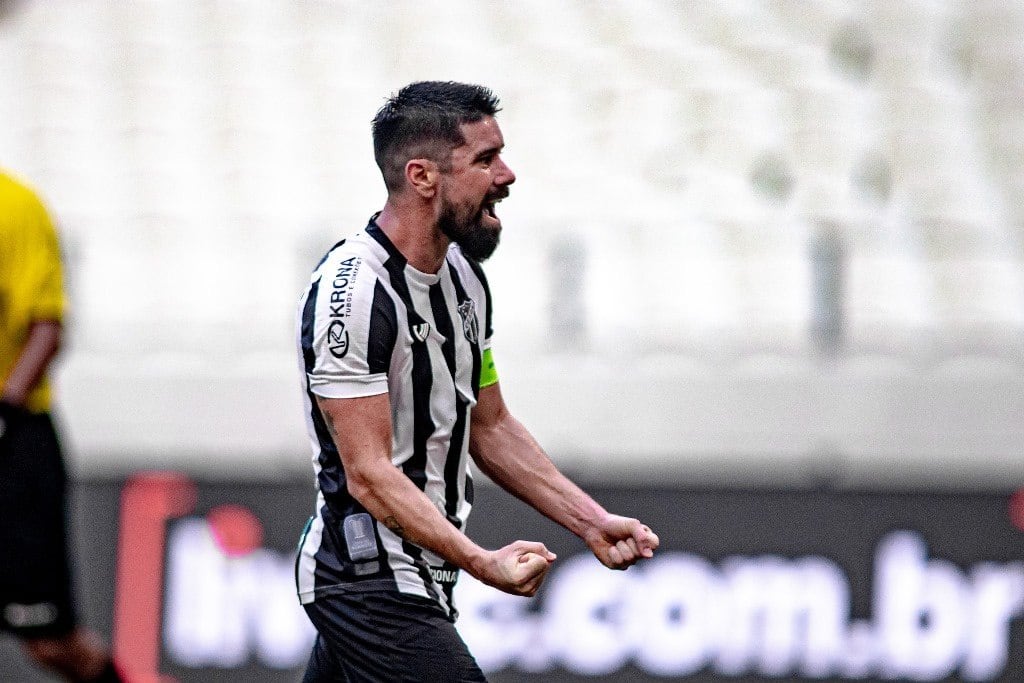 A continuação da Copa do Nordeste será decidida ainda nesta semana, após reunião entre as federações responsáveis. Neste momento, Fortaleza é o líder do grupo A, enquanto o Confiança é o primeiro no B