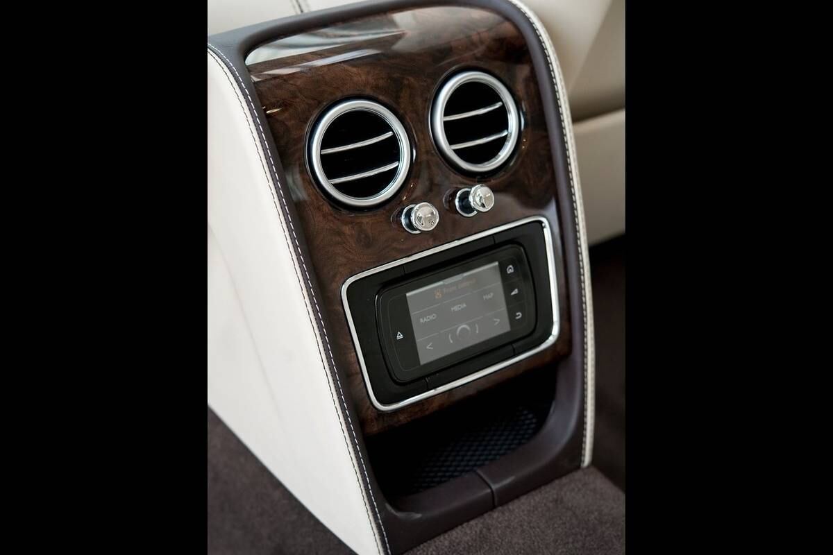 Um dos mimos está no sistema de controle para os passageiros que vão atrás

Saiba tudo sobre carros! Acesse R7.com/carros
E confira os melhores preços de novos e usados em r7.icarros.com.br