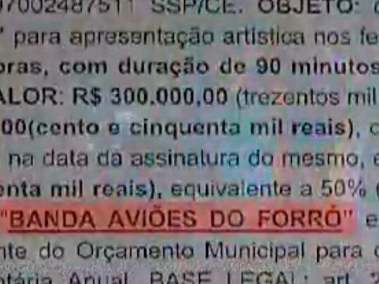Músicos famosos têm sido contratados por altos valores, enquanto as bandas locais se queixam que recebem pouco
