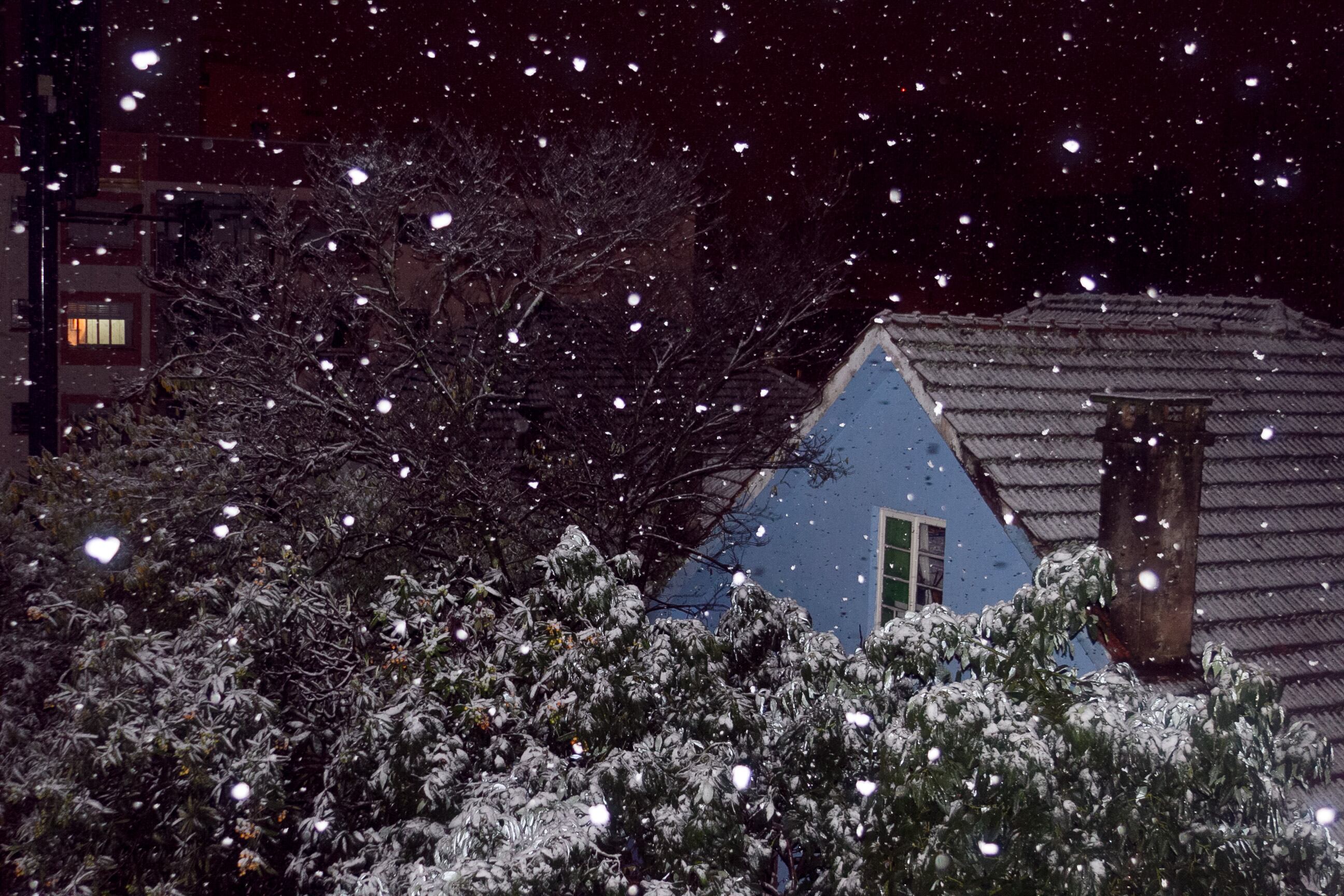Ao menos 31 cidades gaúchas registraram neve entre a noite de segunda-feira (26) e a madrugada desta terça-feira (27) no Rio Grande do Sul. A neve persiste nesta manhã na Serra e nos Aparados. O fenômeno pode ocorre à tarde, mas com menos abrangência. Em Caxias do Sul, na serra gaúcha (foto), a neve cobriu o município