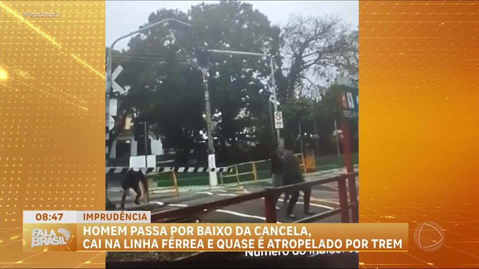 Homem passa por baixo da cancela, cai na linha férrea e quase é atropelado por trem em Caçapava (SP)
