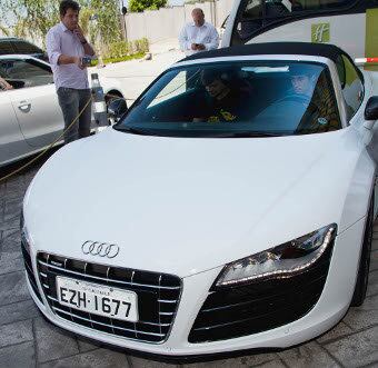 Quando ele enjoa, ele pega um mais simples: o seu Audi R8, cujo valor médio é R$ 350 mil