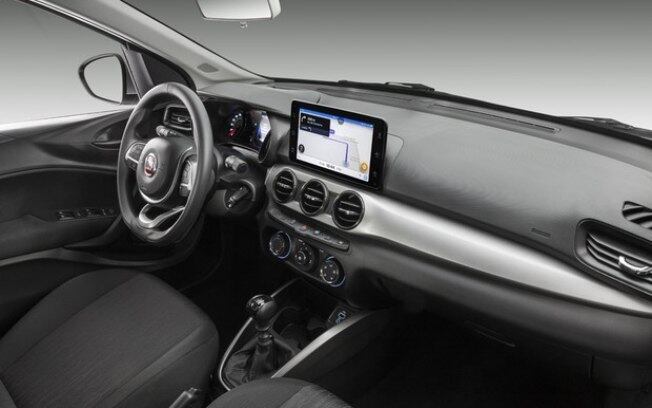 Ao volante o motor que não é o mais potente da categoria mostra-se disposto. O câmbio de cinco marchas tem o curso macio e é o mesmo dos antigos Fiat Palio