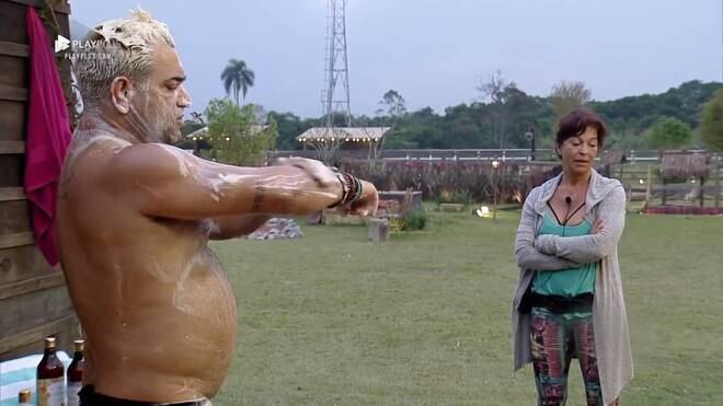 O humorista tomou seu banho enquanto conversava com Vida Vlatt