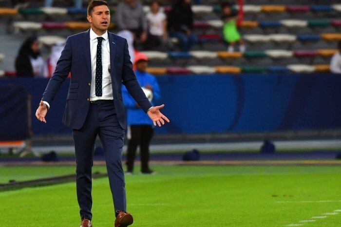 FECHADO! - Fim de um mistério! Diego Alonso foi confirmado como novo técnico do Uruguai para a reta final das Eliminatórias. Para ficar com a vaga deixada por Óscar Tabárez, o treinador venceu Diego Aguirre, que era o favorito na corrida pelo cargo. No último sábado, o novo comandante e dirigentes uruguaios se encontraram e o papo foi produtivo para os dois lados. Após a conversa, mesmo animados com Alonso, os membros da Associação Uruguaia de Futebol conversaram com Diego Aguirre e Alexander Medina, que não causaram o mesmo impacto positivo.