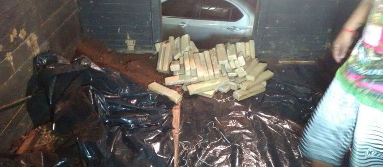 A droga estava escondida, segundo a Polícia Federal, no fundo falso de um caminhão