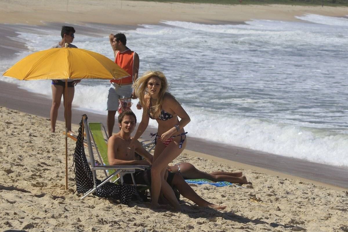 Elenco de Geração Brasil grava na praia de Grumari, no Rio
