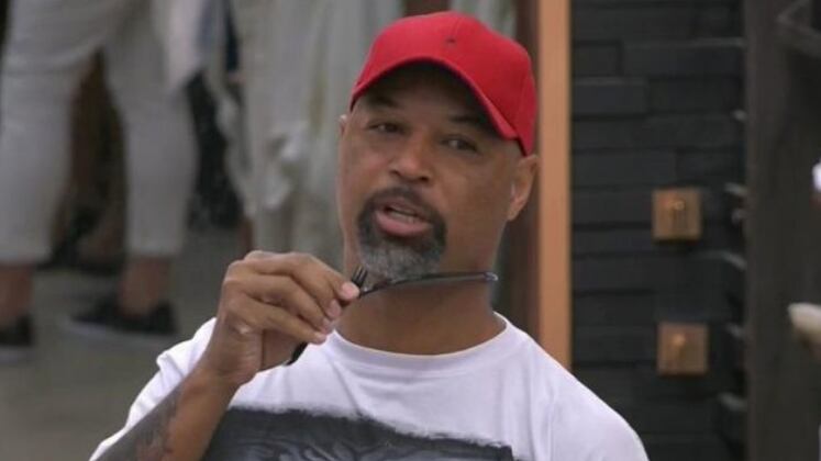 Claudinei Alexandre Pires, de 50 anos, é conhecido como Dinei. Ele se considera uma pessoa bem humorada e verdadeira. O ex-atleta afirma que não suporta pessoas arrogantes