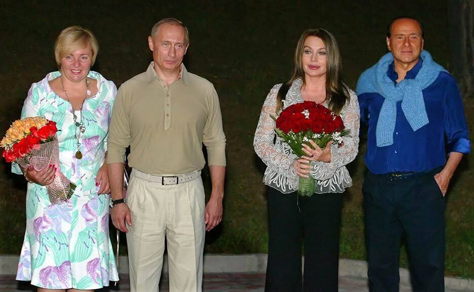 Ao contrário dos
costumes da democracia americana, o presidente russo Vladimir Putin e sua
esposa Lyudmila anunciaram em junho de 2013 seu divórcio em uma entrevista
televisionada.



Após
vários anos sem aparecer publicamente e com o total sigilo sobre a sua
privacidade, o casal foi entrevistado na saída de um espetáculo. Como se nada
tivesse acontecido, anunciaram seu divórcio sem especificar a data em que teria
acontecido.



Este
anúncio, sem precedentes nem preparado com antecedência, foi precedido em abril
de 2008 pela prisão de um jornalista do Moskovsky Korrespondent, que havia
mencionado um possível novo casamento entre Putin com a ginasta russa Alina
Kabaïeva.

Acima, Putin (à esq.) e Berlusconi (à dir.) aparecem ao lado de suas ex-mulheres