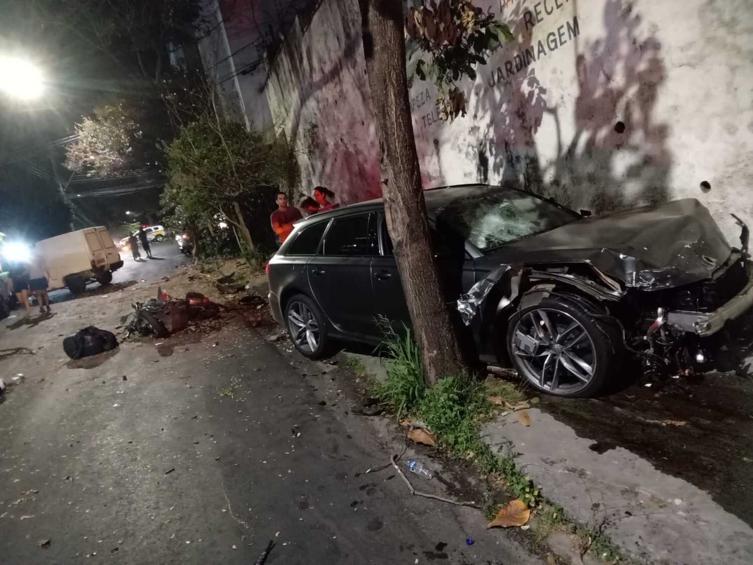 Veículo de luxo ficou destruído após batida