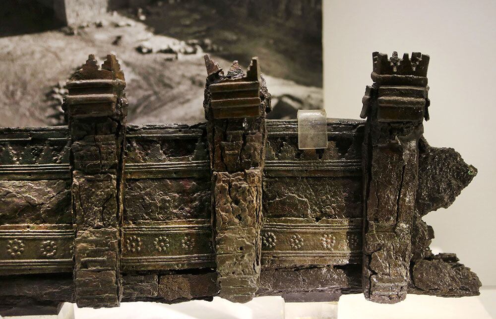 

Contrabando



Acredita-se também que os radicais ganhem milhões de dólares
no comércio ilegal de antiguidades.



O
jornal The Guardian informou, em junho, que o Estado Islâmico tinha feito pelo
menos R$ 86 milhões (US$ 36 milhões) com a venda de itens de até 8.000 anos de
idade na Síria