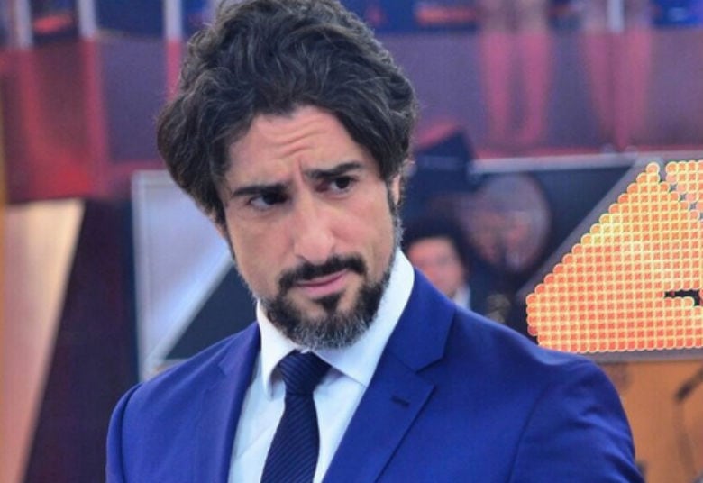 Mion já comandou o Legendários de terno e tudo! Que chique...+ Assista à íntegra no R7.com/Play

+ Lá vem! Dupla Cacio e Marcos aponta o que gosta e o que não gosta no outro

+ Juju Salimeni faz número de contorcionismo impressionante no Legendários deste sábado (11)

+ Milene Domingues fala da relação com o filho: “Ciúmes de mãe”
