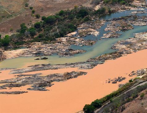 A Samarco é controlada pela mineradora anglo-australiana BHP Billiton e pela Vale, dona de outra barragem rompida na mesma região neste ano, em Brumadinho