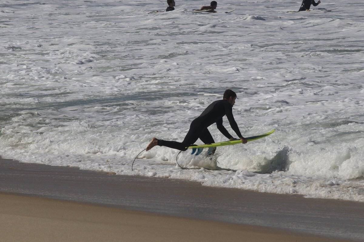 O ator foi fotografado pegando onda na praia da Macumba, no Rio de Janeiro