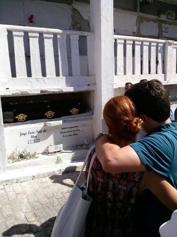 Familiares e amigos estiveram presentes no enterro. Durante a cerimônia, Coutinho foi aplaudido por cerca de cinco minutos