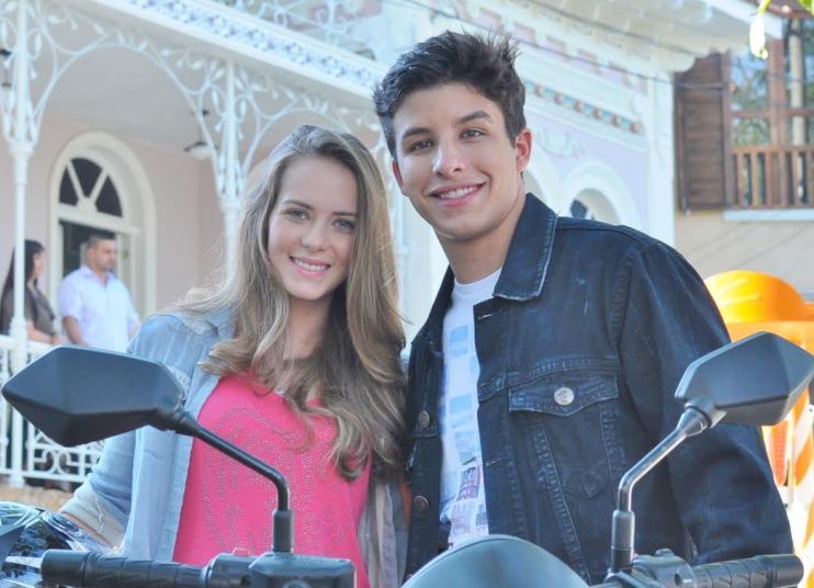 Assim como grande parte do público de Vitória, Ricky Tavares confessa que torce por uma
reconciliação entre Mossoró e Beatriz (Letícia Medina). Muito brincalhão, em
entrevista ao R7, o ator resolveu dar cinco motivos para a ex esquecer a possibilidade
de se envolver com Quim (Gustavo Leão). Confira as razões do queridinho das
meninas!

+ Mossoró questiona Rafael sobre paternidade do filho de Diana. Assista!
+ Inspire-se nos acessórios das personagens de Vitória
+ Após mais de 30 anos, Nina de Pádua e Patricya Travassos se reencontram 
+ Curta a página da novela no Facebook e fique por dentro das novidades

