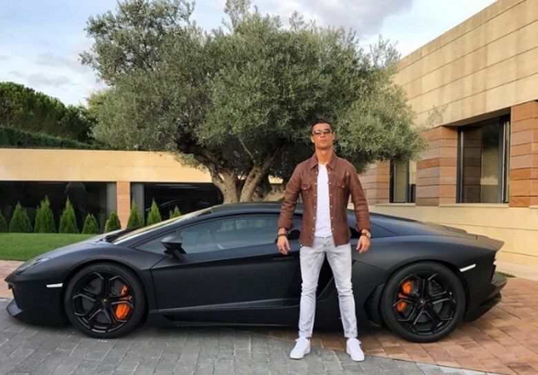 Recentemente, o português postou esta com seu Lamborghini e virou motivo de piada na internet, por conta de sua pose para a foto