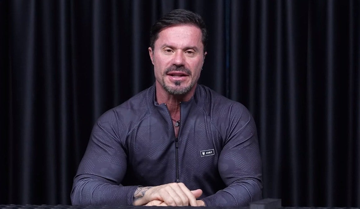 O influenciador fitness Renato Cariani foi indiciado pela Polícia Federal, na segunda-feira (18), pelos crimes de associação para o tráfico, lavagem de dinheiro e tráfico equiparado — já que ele vendia um insumo usado na produção de drogas