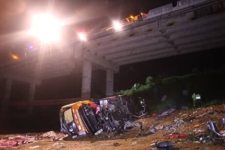 Ônibus de turismo despencou de uma altura de 20 metros