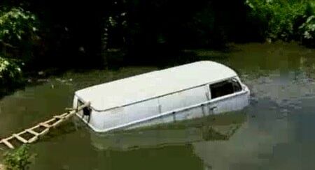 Bombeiros usaram escada para ter acesso ao veículo
