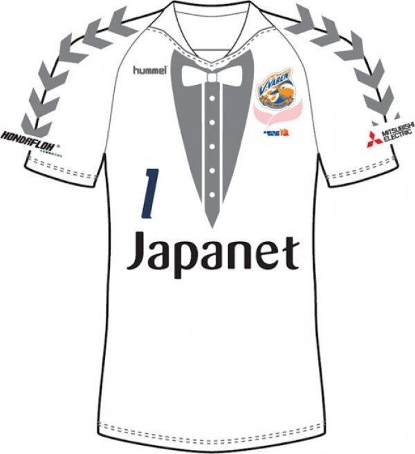 Com
previsão de estreia para o dia 4 de julho, a nova camisa do time japonês deixa de lado as
tradicionais cores azul e amarela do time para reproduzir o desenho do traje de
gala. Totalmente o oposto do modelo dos jogadores de linha, a camisa do goleiro, que terá o mesmo desenho, será totalmente branca, com alguns detalhes em cinza claro

Experimente grátis: todos os programas da Record na íntegra no R7 Play
