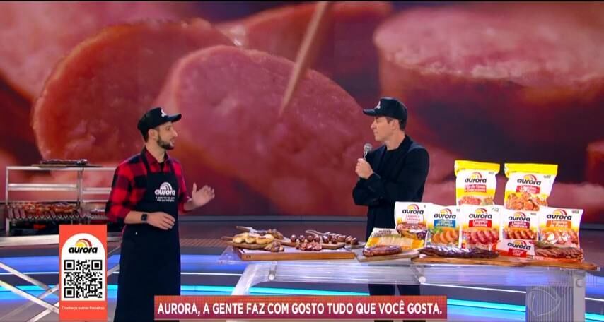Mestre churrasqueiro Netão Bom Beef deu dicas de como preparar uma linguicinha Aurora suculenta no palco do Hora do Faro