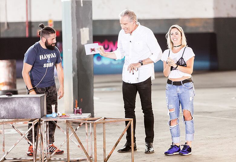 Antes
da prova começar, as mulheres escolhem um número determinado de objetos que
sempre estão em suas bolsas. Pela cara da Carol Narizinho, Mateus Boeira a conhece bem
