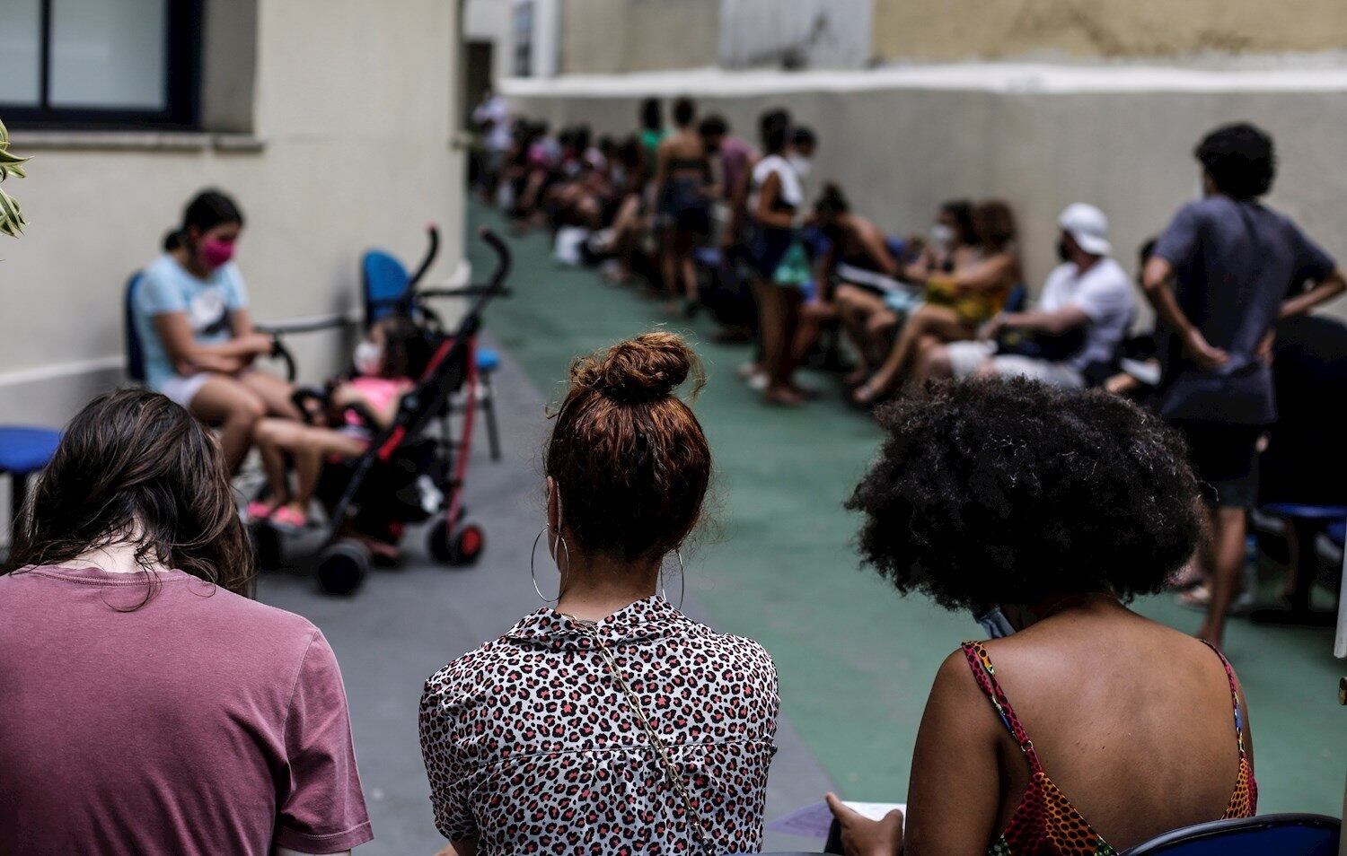AME7367. RIO DE JANEIRO (BRASIL), 04/01/2022.- Varias personas hacen fila para realizarse una prueba para detectar la covid-19 hoy, en Río de Janeiro (Brasil). Las autoridades sanitarias de los estados brasileños de Minas Gerais, Santa Catarina y Río de Janeiro informaron este martes que investigan nuevos casos sospechosos de flurona, nombre dado a la infección simultánea de gripe y covid, tras la confirmación de los primeros seis casos en Brasil. EFE/ Antonio Lacerda