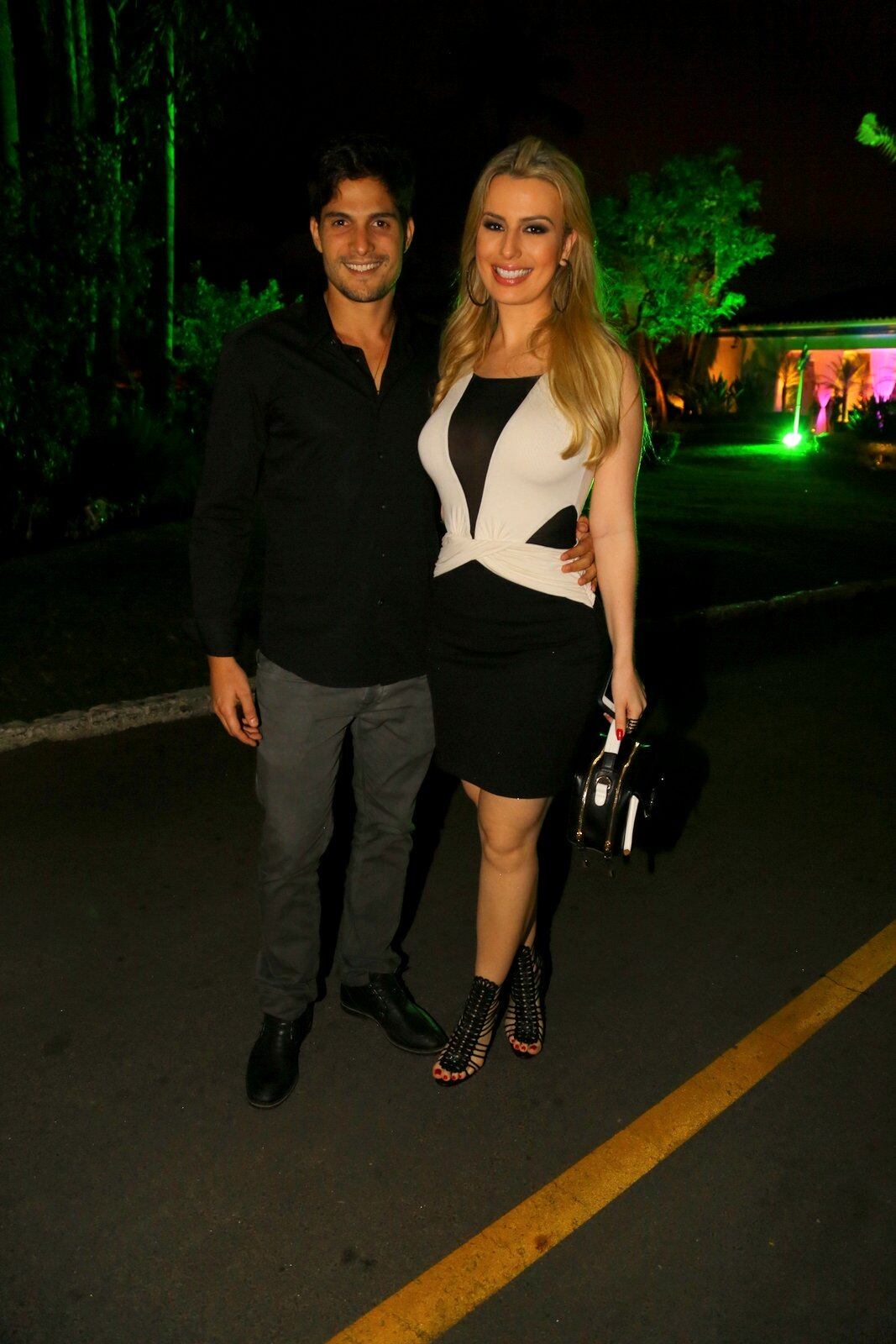 Teve até casal de ex-BBB na festança! André e Fernanda posaram para os cliques